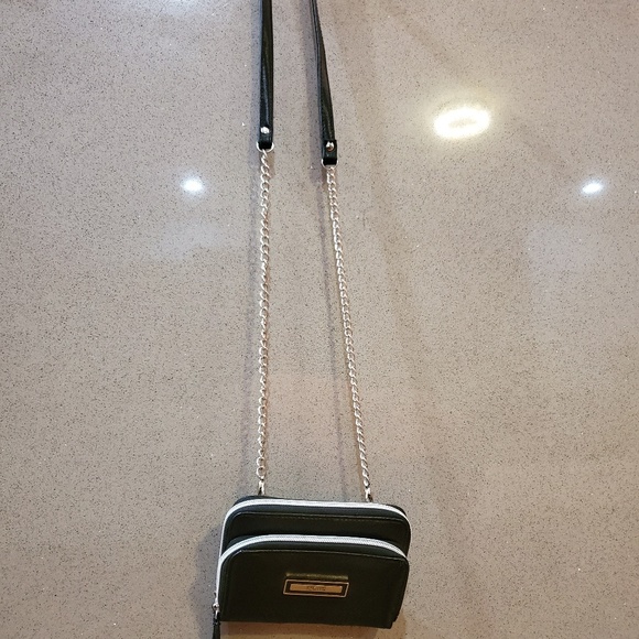🔥FREE with bundle - Kenneth Cole purse - Picture 5 of 6